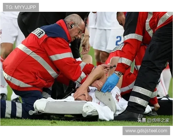 足球明星受伤瞬间曝光腿部伤势引发球迷热议与关切