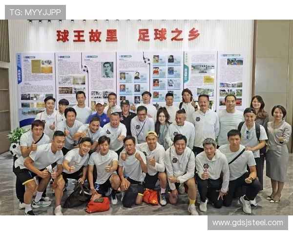 足球明星双手碰拳展现团结精神激励年轻球员追逐梦想