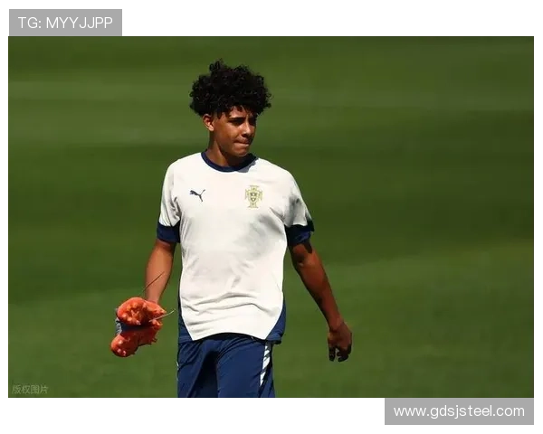 足球明星喜迎新生儿子家庭幸福满溢引发球迷热议 足球明星喜迎新生儿子家庭幸福满溢引发球迷热议