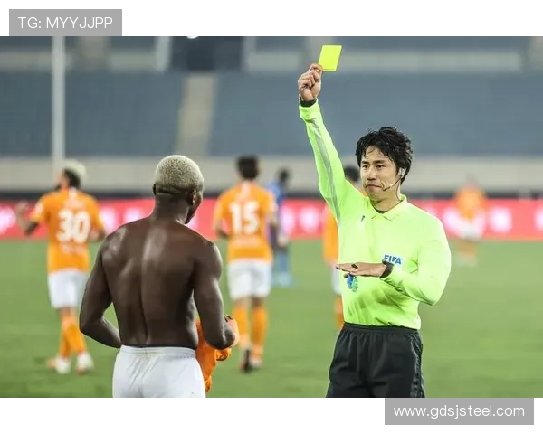 足球明星因脱衣庆祝被罚黄牌引发争议球迷热议比赛规则与运动员行为规范