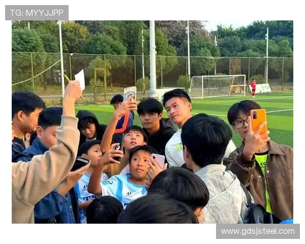 足球明星回馈故乡积极援助家乡发展助力青少年成长