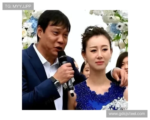 足球明星的妻子回忆初恋往事揭示爱情背后的故事与心路历程