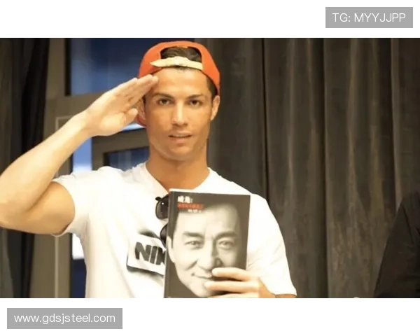 足球巨星C罗与武侠传奇成龙相遇的精彩瞬间与友谊故事